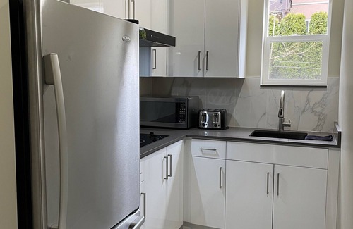 Surrey House | Executive 2 bedroom suite with panoramic views + Kitchen + near Surrey Central
