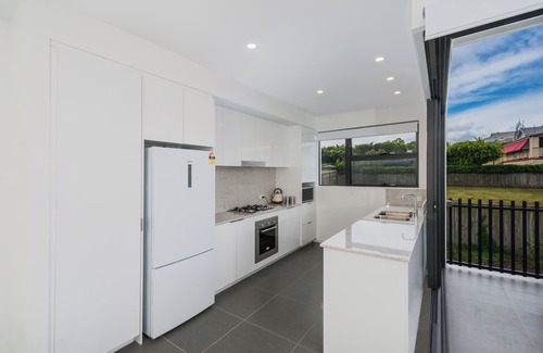 Bulimba Apartment | Executive 2BR Bulimba Apartment Across from the Park on Oxford St