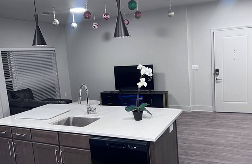 Wichita Apartment | Executive 3-bedroom 2-baths apartment with WiFi, community pool & fitness room