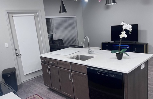 Wichita Apartment | Executive 3-bedroom 2-baths apartment with WiFi, community pool & fitness room