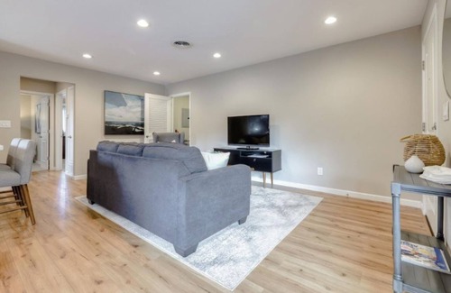 Alamo Apartment | Executive Apartment in Quaint Bay Area Village