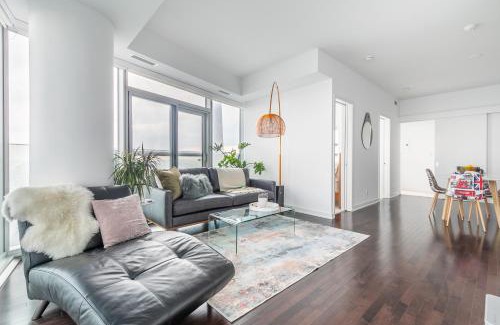 Toronto Entertainment District Apartment | Executive Corner Suite with Panoramic View