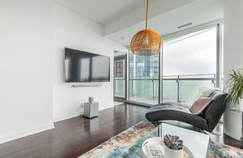 Toronto Entertainment District Apartment | Executive Corner Suite with Panoramic View