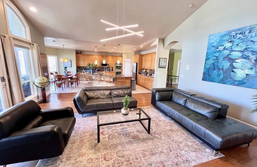 Draper House | Executive Family home in upscale area