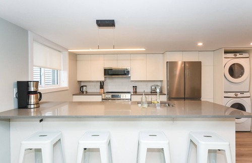 Ottawa Division Apartment | Executive high end 3 bdrm, 3 baths lower apt