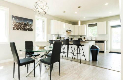 Jasper Place Apartment | *Executive Home* Long Stays - Garage - WiFi & NFLX