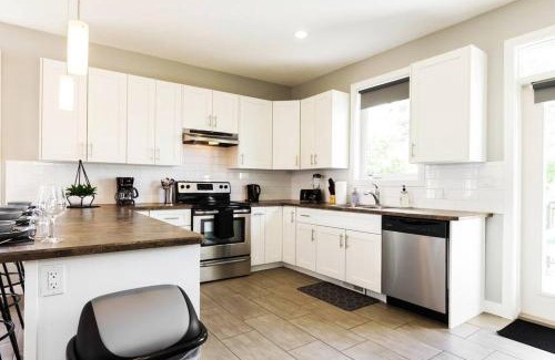 Jasper Place Apartment | *Executive Home* Long Stays - Garage - WiFi & NFLX