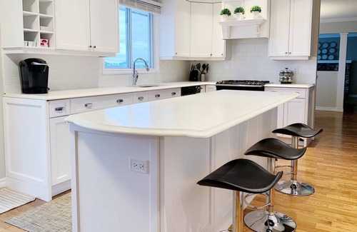 Southwest Mission House | Executive Home with Lake Okanagan View close to Wineries