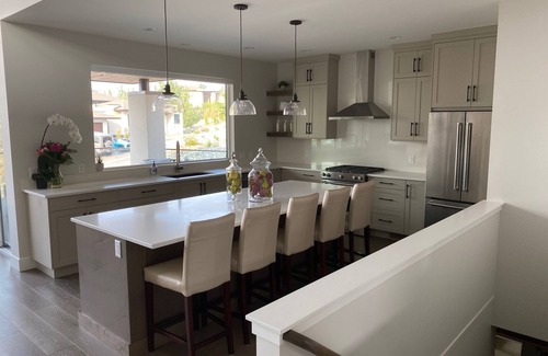 Southwest Mission House | Executive Home with Stunning Lake & Mountain Views – Perfect for Professionalsnn