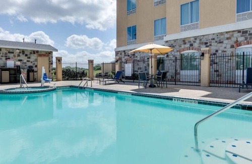 Southside Apartment | Executive hotel suite with fitness room, WiFi, Pool in lovely San Antonio
