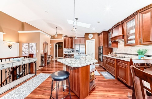 Lyalta House | Executive house W secluded beach on lake Chestermere