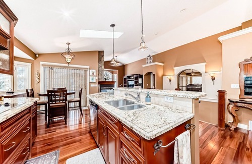 Lyalta House | Executive house W secluded beach on lake Chestermere