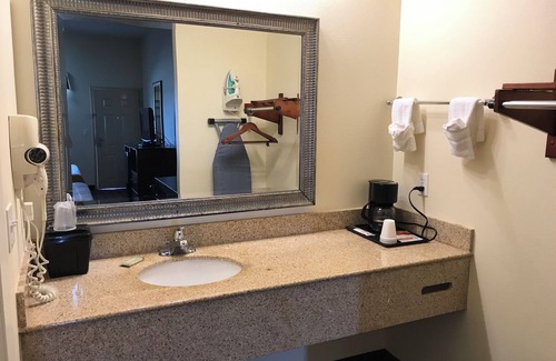Pittsburg Hotel | Executive Inn & Suites