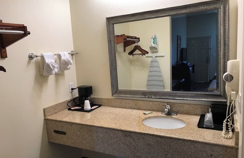 Pittsburg Hotel | Executive Inn & Suites