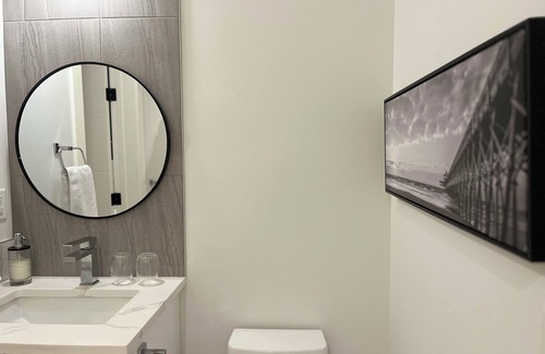 West Hillhurst House | Executive inner city basement suite step to Foothills Hospital, UofC