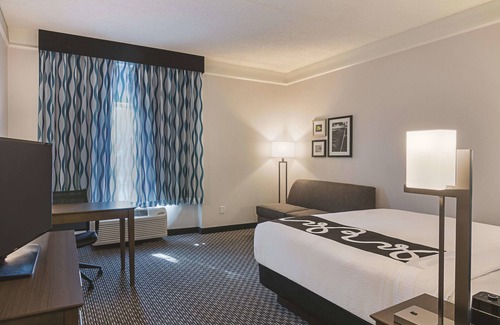 Orlando Hotel | Executive King with Pool View, La Quinta Inn & Suites, Free Breakfast, Near UCF