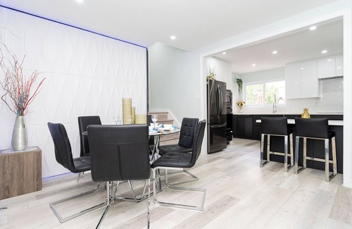 Brampton House | Executive Modern Home with Backyard Oasis close to the Airport