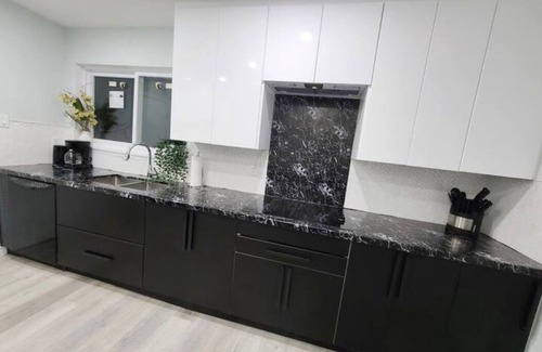 Brampton House | Executive Modern Home with Backyard Oasis close to the Airport