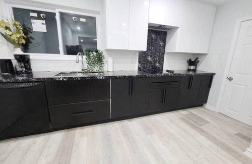 Brampton House | Executive Modern Home with Backyard Oasis close to the Airport
