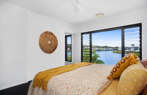Maroochydore House | Executive, modern waterfront house
