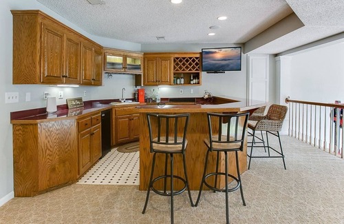 Plymouth House | Executive Plymouth Home With Large Private Pool & Billiards Room