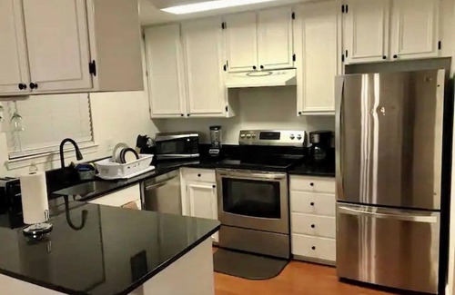 Hybla Valley House | Executive Private Room w bath near shopping