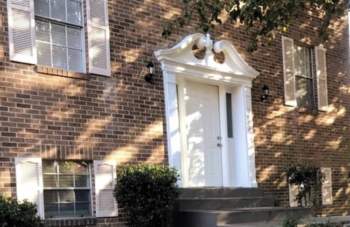 Hybla Valley House | Executive Private Room w bath near shopping
