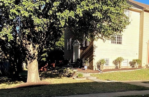 Hybla Valley House | Executive Private Room w bath near shopping