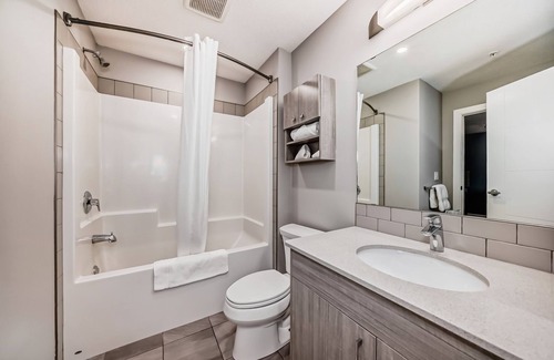 Red Deer Apartment | Executive Queen Bedroom Suite