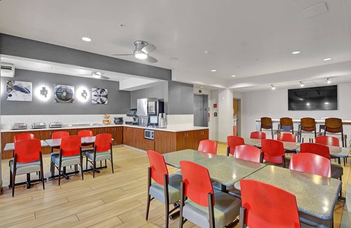 Holly Hotel | Executive Residency by Best Western Navigator Inn & Suites