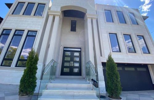 Lawrence Heights House | Executive Room in Toronto next to Yorkdale shopping centre