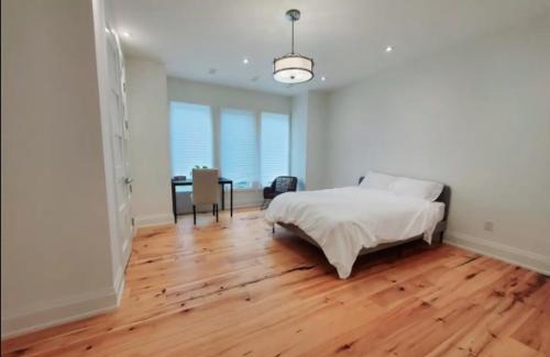 Lawrence Heights House | Executive Room in Toronto next to Yorkdale shopping centre