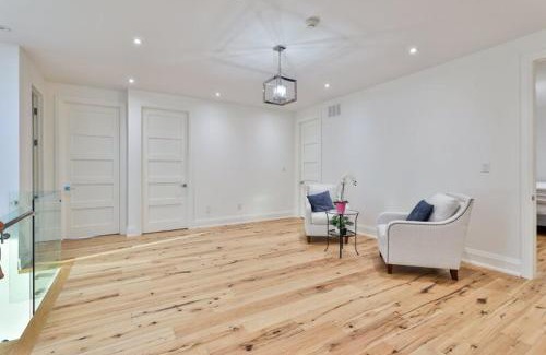 Lawrence Heights House | Executive Room in Toronto next to Yorkdale shopping centre