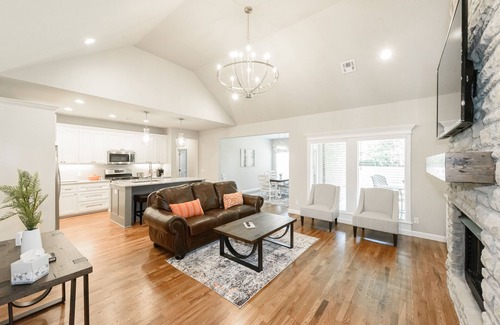 Broken Arrow House | Executive Stay, Modern Farmhouse Perfect Location. Garage Parking.