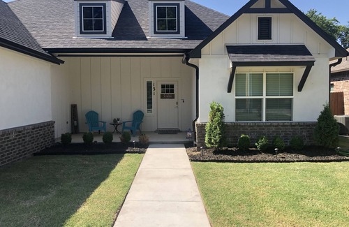 Broken Arrow House | Executive Stay, Modern Farmhouse Perfect Location. Garage Parking.