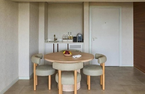 Abu Dhabi Apartment | Executive Suite Near Khor Al Maqta Park