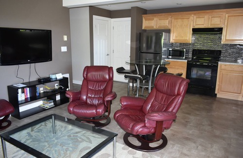 Victoria House | Executive Suite with commanding views - Claudette Ct.