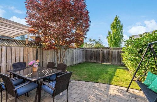 North York Apartment | Executive Townhome, Bridal Path, Shops at Don Mills