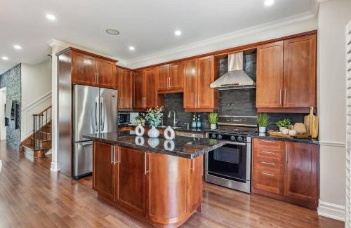 North York Apartment | Executive Townhome, Bridal Path, Shops at Don Mills