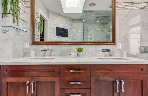 North York Apartment | Executive Townhome, Bridal Path, Shops at Don Mills