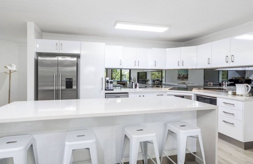 Bongaree Apartment | Executive Unit in the Treetops