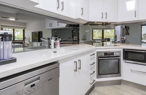 Bongaree Apartment | Executive Unit in the Treetops