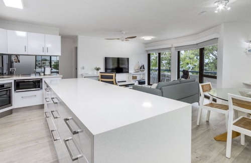 Bongaree Apartment | Executive Unit in the Treetops
