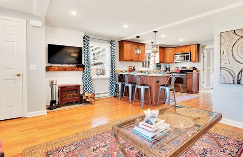 Old Saybrook Center House | Exhale at Old Saybrook's Chic Retreat!