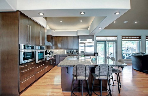 Drumheller House | Exotic 4 Bedrooms Bungalow, Hot Pool Pool Table, Ping Pong