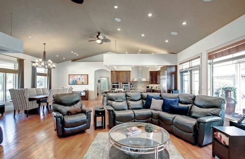 Drumheller House | Exotic 4 Bedrooms Bungalow, Hot Pool Pool Table, Ping Pong