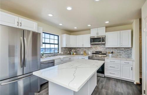 Kelseyville House | Exotic Lake View & Luxury living w AC, King beds, Pool tbl, Ping-Pong, BBQ, Deck, Boating, fishing, Hiking