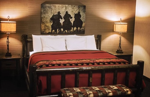 Independence Hotel | Expanded King Bunk Bed Suite, Stoney Creek KC, Room for the Crew!
