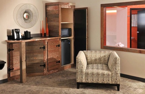 Independence Hotel | Expanded King Cosmo Suite, Balcony w/Waterfall Views, Stoney Creek