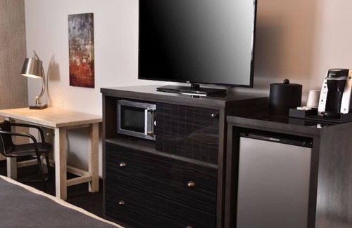 Broken Arrow Hotel | Expanded King w/Sofa Sleeper, Stoney Creek Broken Arrow, Parking!